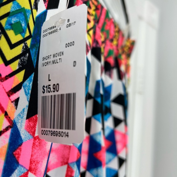 NWT Forever 21 shorts. Size large. Gorgeous patterned shorts ! - Picture 6 of 12